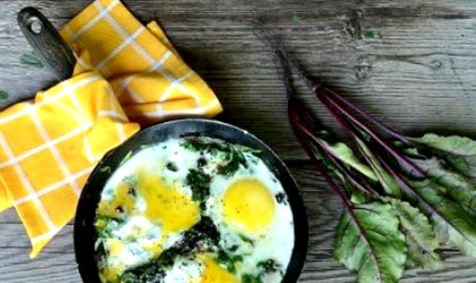 Яичница со свекольной ботвой