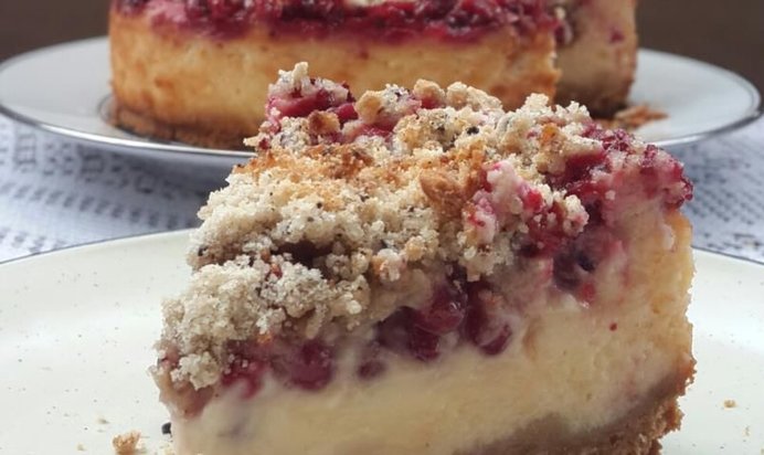 Чизкейк с брусникой и кофейным штрейзелем