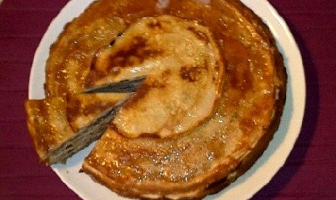 Блинный торт с соусом сабайон с виноградным соком