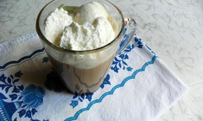 Кофе Глясе с мороженым и молоком