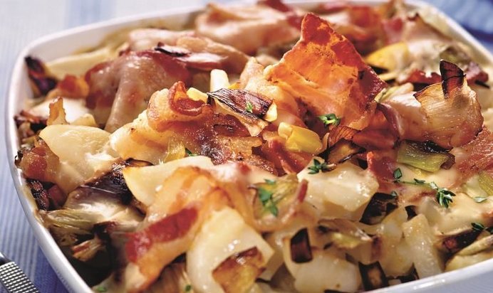 Картофельная запеканка с луком-пореем