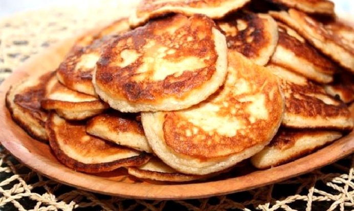 Манные оладьи с яблоками и изюмом