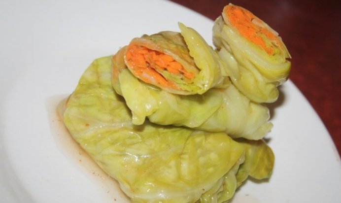 Постные закусочные голубцы с острой морковной начинкой