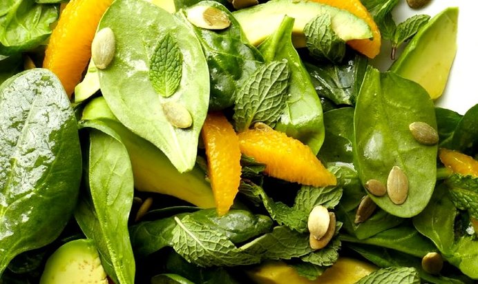 Салат из молодого шпината с авокадо и апельсином