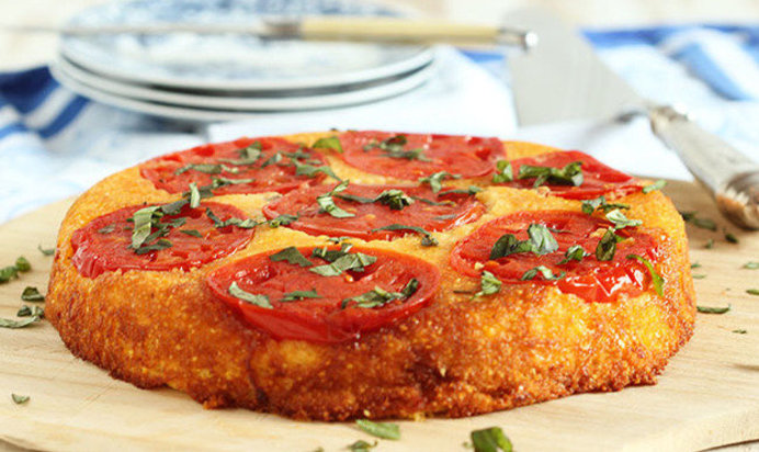 Кукурузный хлеб с томатами