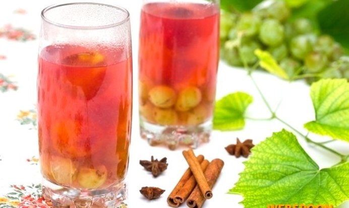 Сливово-виноградный компот с пряностями