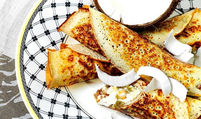 Рисовые блины с кокосовой начинкой