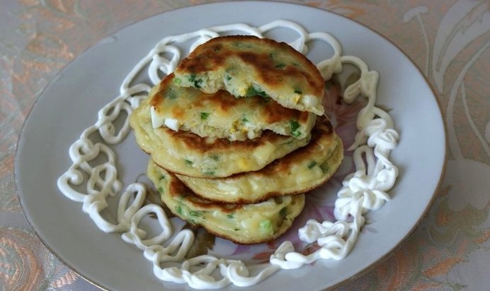 Оладьи с луком и яйцом на кефире