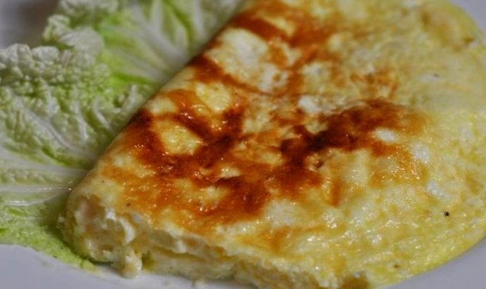 Омлет с сыром на сковороде