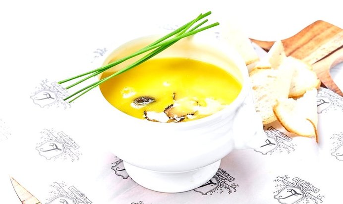 Куриный бульон со сморчками и черным трюфелем