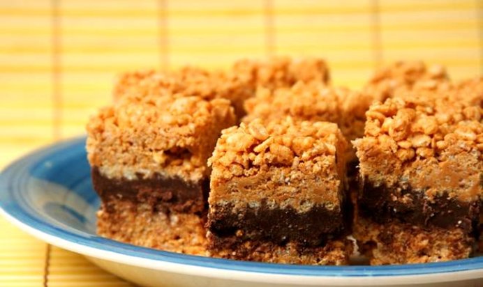 Пирожные с шоколадом, рисовыми хлопьями и арахисовым маслом