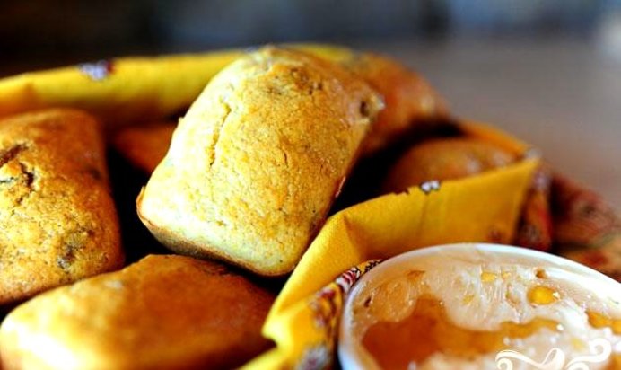 Кукурузный мини-хлеб с клюквой и орехами