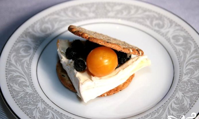 Сырный крекер с черникой и помидором