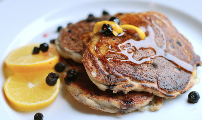 Оладьи с черникой и лимоном