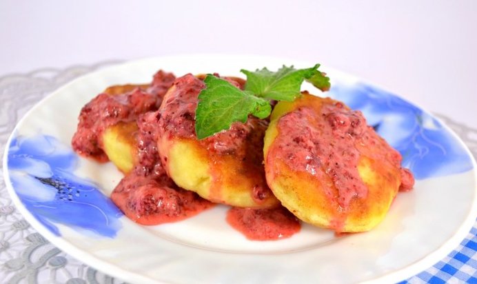 Сырники с овсяными хопьями и клубнично-сметанным соусом