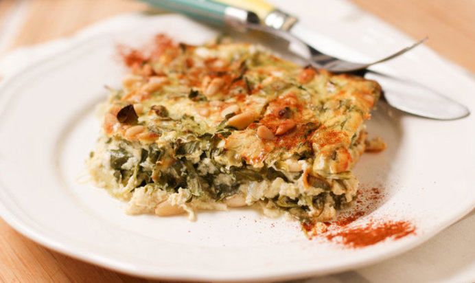 Сырная запеканка с рукколой и кедровыми орешками