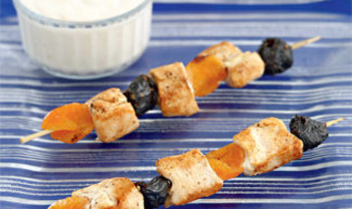 Шашлык из курицы с сухофруктами и соусом из творога