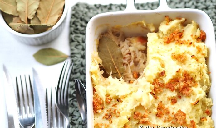 Картофельная запеканка с квашеной капустой и яблоками