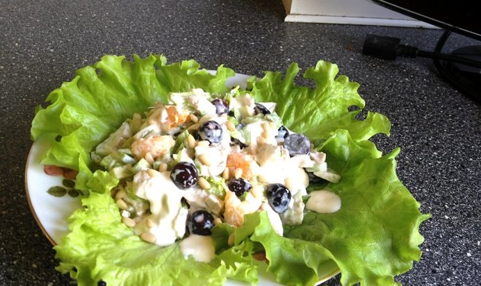 Куриный салат с авокадо и виноградом