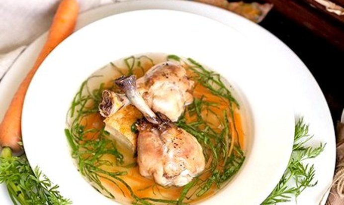 Куриный бульон со шпинатом и омлетом