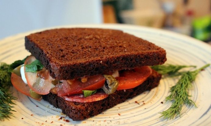 Сендвич из ржаного хлеба с салями и помидором