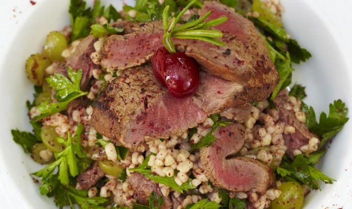 Теплый салат из булгура, стейка и винограда