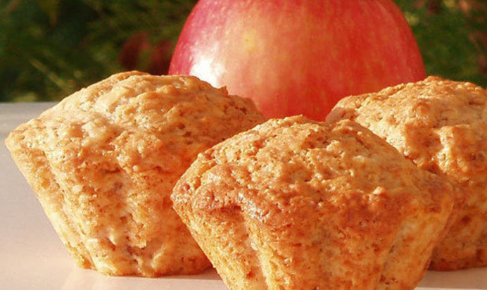 Яблочные маффины с орехами и корицей