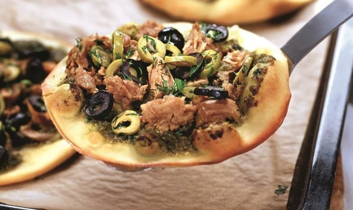 Мини-пиццы с соусом песто и тунцом