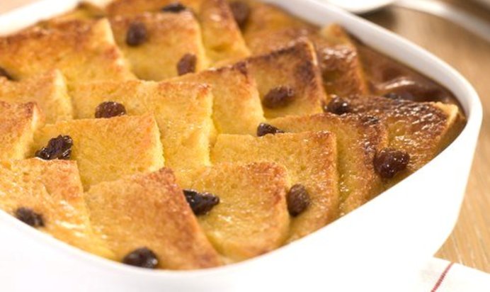 Хлебный пудинг с изюмом и корицей