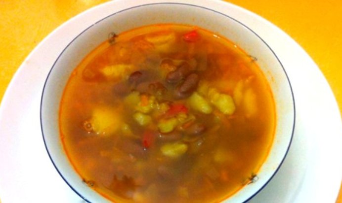Фасолевый суп на мясном бульоне