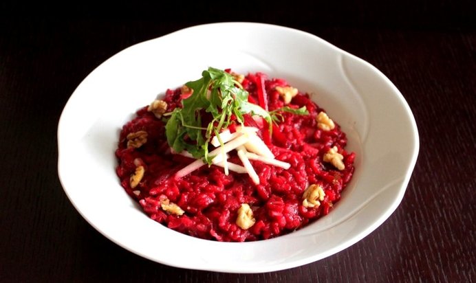 Свекольное ризотто с яблоком, грецким орехом и сыром бри