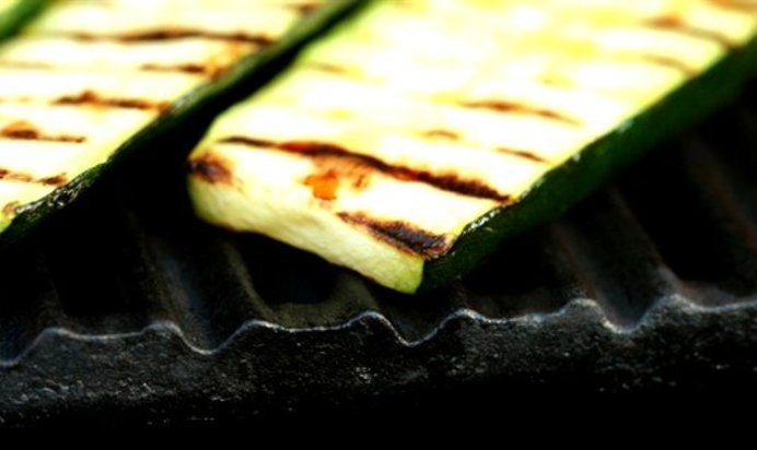 Овощи на гриле с песто из мяты и феты