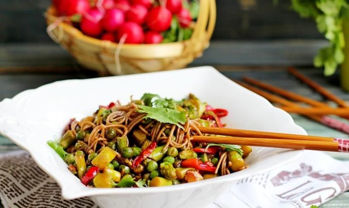 Гречневая лапша с овощами