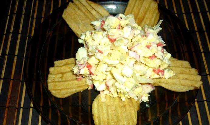 Салат из крабовых палочек с чипсами