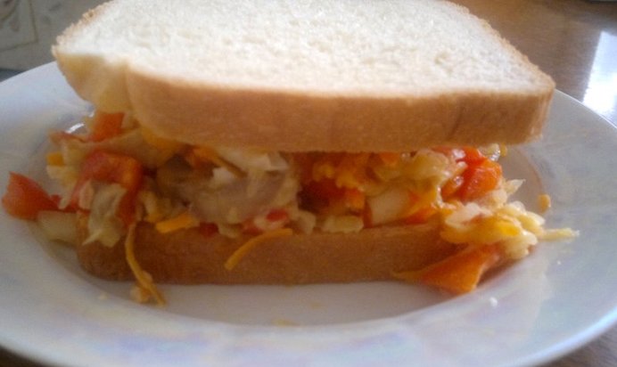 Вегетарианский бутерброд с овощами и грибами