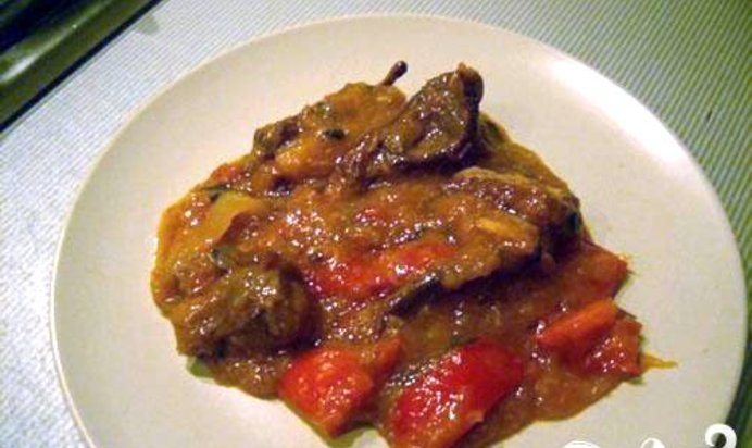 Баранина на косточке с помидорами и вином