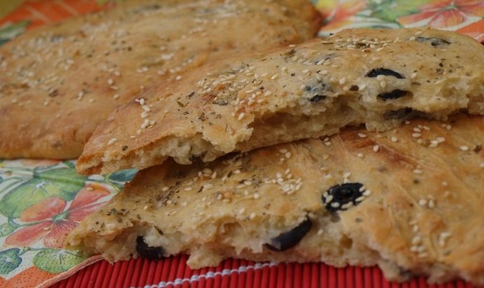 Пряная фокачча с маслинами