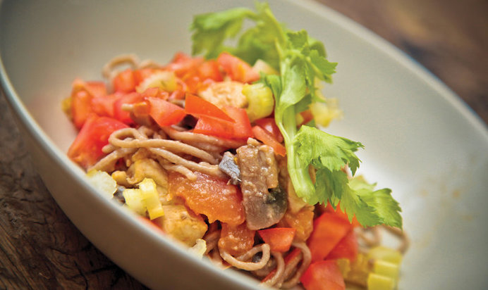 Гречневая лапша с курицей и овощами