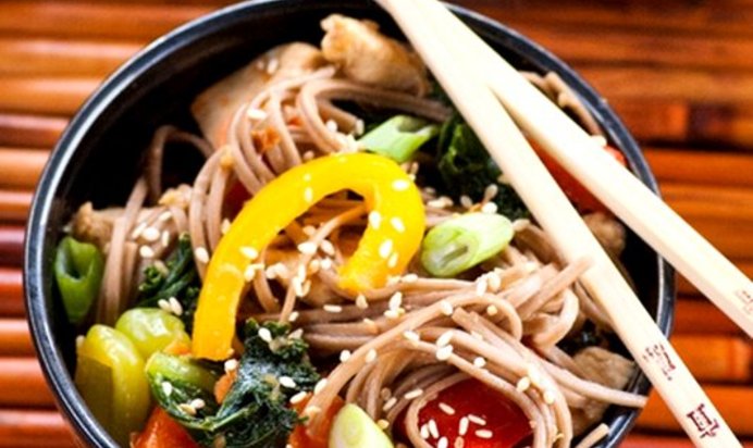 Гречневая лапша с курицей и овощами