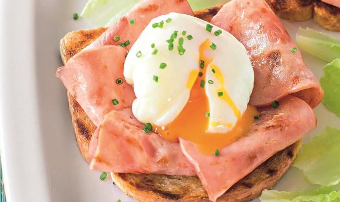 Яйца-пашот на тостах с ветчиной