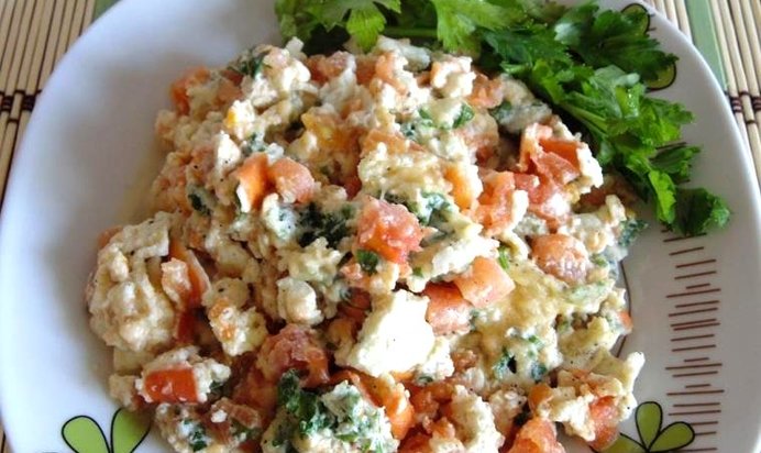 Омлет с помидорами в микроволновке