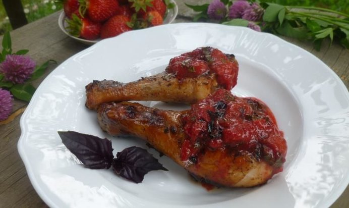 Шашлык из курицы с клубнично-базиликовым соусом