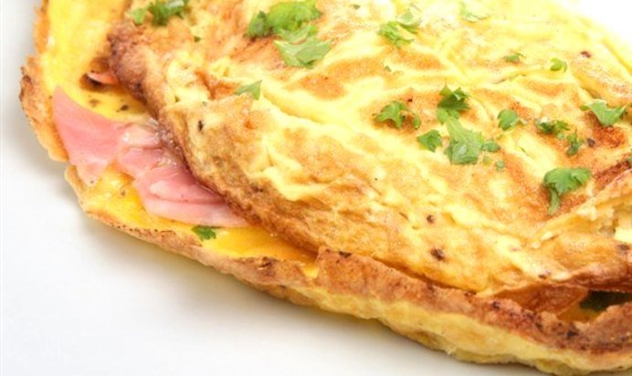 Омлет-суфле с ветчиной и чеддером