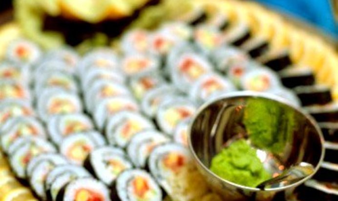 Теплые роллы с курицей, сыром и грибами