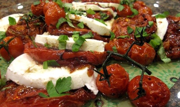 Салат из моцареллы и запечённых помидоров