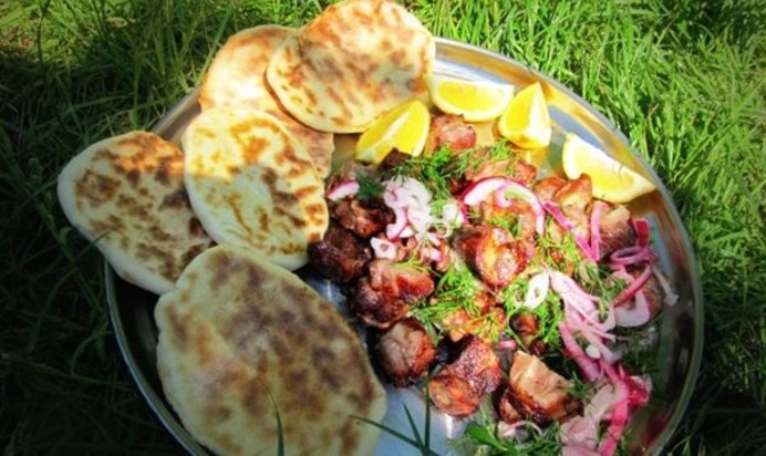 Шашлык с белым и красным соусом и домашними лепёшками