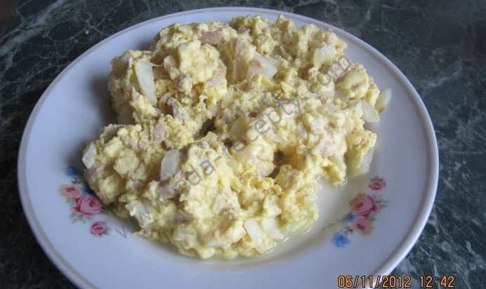 Омлет с рыбой тунцом