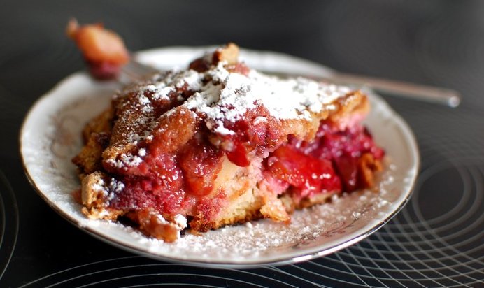 Шарлотка с ржаной мукой, яблоками и сливой