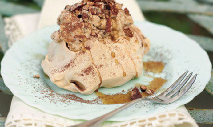 Кофейное пирожное pavlova с кремом капучино