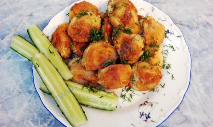 Пельмени тушеные в сметане